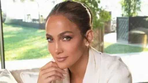 جينيفر لوبيز تكشف سر التألق.. روتين يومي بسيط يجعلها أيقونة الجمال جينيفر لوبيز تكشف سر التألق.. روتين يومي بسيط يجعلها أيقونة الجمال