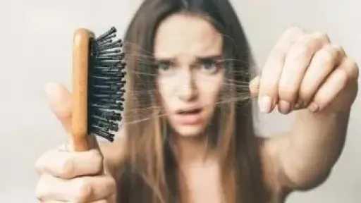 القرنفل.. سلاح المرأة السري لعلاج تساقط الشعر في الشتاء القرنفل.. سلاح المرأة السري لعلاج تساقط الشعر في الشتاء