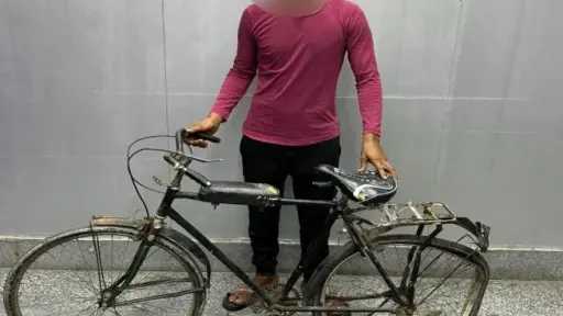 بيسرق بعجلة.. تفاصيل ضبط لص سرق هاتفا من فتاة بالإسماعيلية بيسرق بعجلة.. تفاصيل ضبط لص سرق هاتفا من فتاة بالإسماعيلية