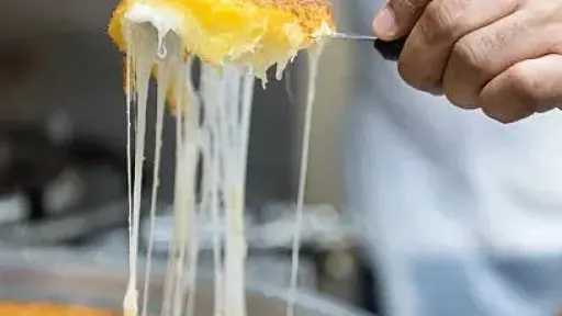 الكنافة بالجبنة.. وصفة شرقية أصيلة لإبهار عائلتك بسحر المذاق الكنافة بالجبنة.. وصفة شرقية أصيلة لإبهار عائلتك بسحر المذاق