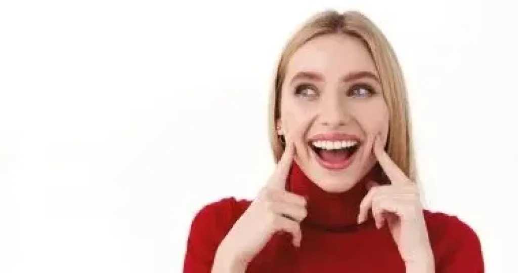 أسنان لامعة بلمسات طبيعية.. دليل المرأة للحصول على ابتسامة ساحرة أسنان لامعة بلمسات طبيعية.. دليل المرأة للحصول على ابتسامة ساحرة