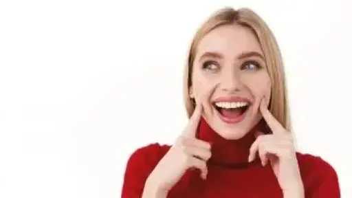 أسنان لامعة بلمسات طبيعية.. دليل المرأة للحصول على ابتسامة ساحرة أسنان لامعة بلمسات طبيعية.. دليل المرأة للحصول على ابتسامة ساحرة