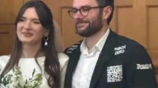 زواج في زمن الاستثمار.. عريس يحوّل بدلة زفافه إلى لوحة إعلانات لتغطية... زواج في زمن الاستثمار.. عريس يحوّل بدلة زفافه إلى لوحة إعلانات لتغطية نفقات الحفل