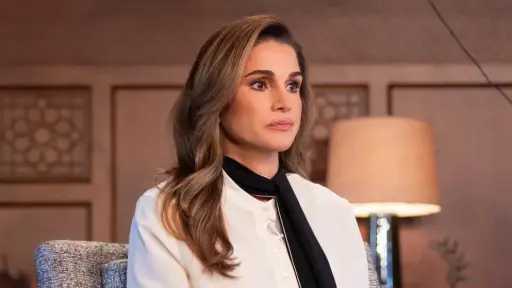 الملكة رانيا تتألق في افتتاح المتحف المصري الكبير.. أيقونة الأناقة وجمال المرأة العربية