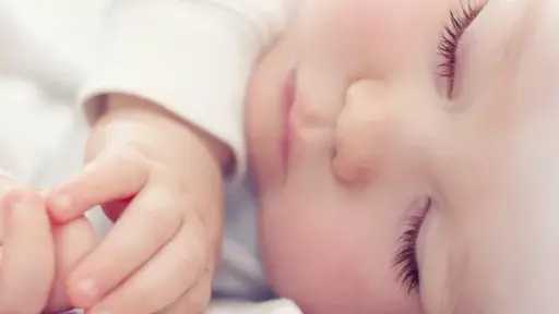 للأمهات.. دليل شامل للعناية ببشرة طفلك: لحماية ونضارة طويلة الأمد