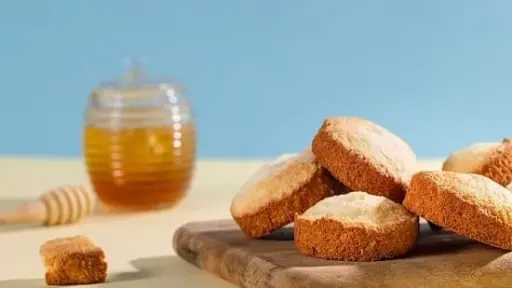 وصفة مميزة لتحضير بسكويت العسل الصحي.. الحل المثالي للانش بوكس