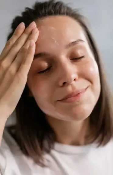 خطوات ذهبية لإزالة المكياج بشكل صحيح تحافظ على نضارة البشرة وجمالها الطبيعي