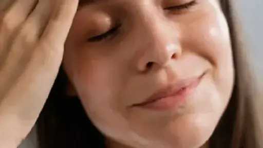 خطوات ذهبية لإزالة المكياج بشكل صحيح تحافظ على نضارة البشرة وجمالها الطبيعي خطوات ذهبية لإزالة المكياج بشكل صحيح تحافظ على نضارة البشرة وجمالها الطبيعي