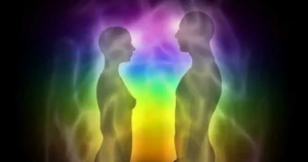 هل تعرفين ماذا تقول طاقتك عنكِ؟ اكتشفي أسرار شخصيتك من خلال ألوان الهالة الطاقية