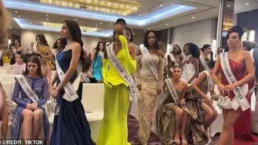 صدمة كبيرة.. ملكة جمال الكون تغادر حفل المنظمة بعد وصف متسابقة بـ... صدمة كبيرة.. ملكة جمال الكون تغادر حفل المنظمة بعد وصف متسابقة بـ الغبية