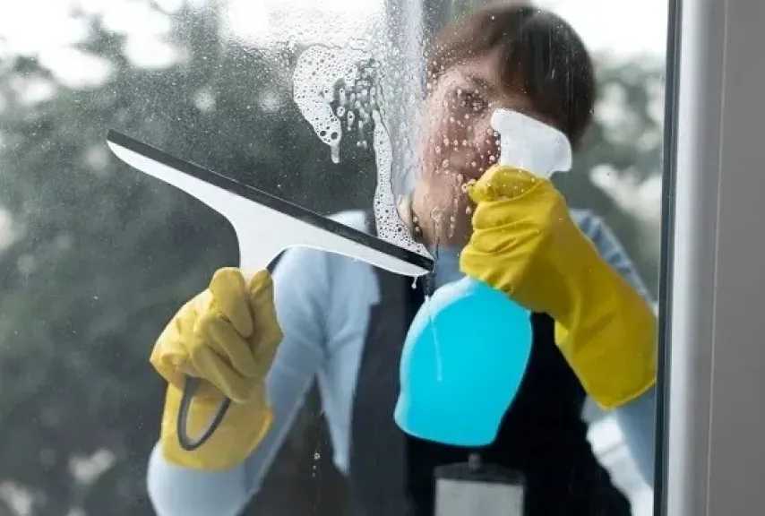 دليل المرأة للعناية المثالية بالزجاج.. تخلصي من البصمات والبقع بأسهل الخطوات