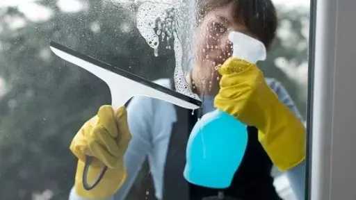 دليل المرأة للعناية المثالية بالزجاج.. تخلصي من البصمات والبقع بأسهل الخطوات