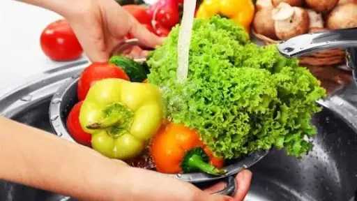طرق طبيعية وآمنة لتنظيف الخضروات والفواكه وحماية صحة المرأة والأسرة