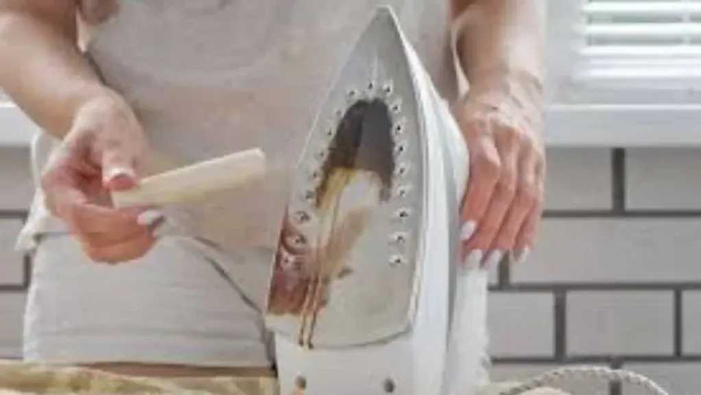 المرأة والمكواة.. أسرار تنظيف المكواة لإطلالة متجددة في دقائق دون مجهود