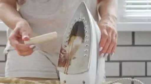 المرأة والمكواة.. أسرار تنظيف المكواة لإطلالة متجددة في دقائق دون مجهود المرأة والمكواة.. أسرار تنظيف المكواة لإطلالة متجددة في دقائق دون مجهود