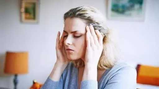 الدوار عند الوقوف.. إشارات صحية تحتاج انتباهك، خاصة النساء الدوار عند الوقوف.. إشارات صحية تحتاج انتباهك، خاصة النساء