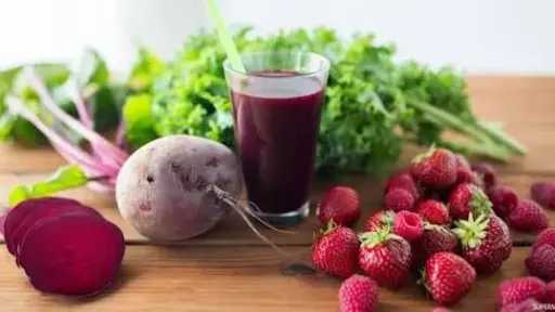 عصير البنجر بالفراولة والرمان.. مشروب السحر الأزرق لنساء أكثر صحة ونضارة