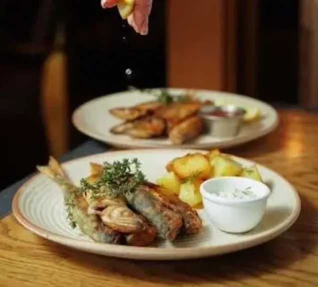 طاجن السمك بالبصل والبطاطس.. وجبة شتوية لذيذة تلهم المرأة في المطبخ