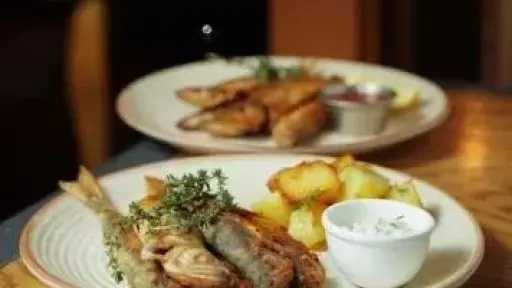 طاجن السمك بالبصل والبطاطس.. وجبة شتوية لذيذة تلهم المرأة في المطبخ طاجن السمك بالبصل والبطاطس.. وجبة شتوية لذيذة تلهم المرأة في المطبخ