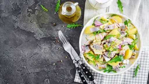 وصفة مبتكرة.. سلطة الرنجة بالكيوي وقطع الليمون لذوق شرقي مع لمسة عصرية وصفة مبتكرة.. سلطة الرنجة بالكيوي وقطع الليمون لذوق شرقي مع لمسة عصرية