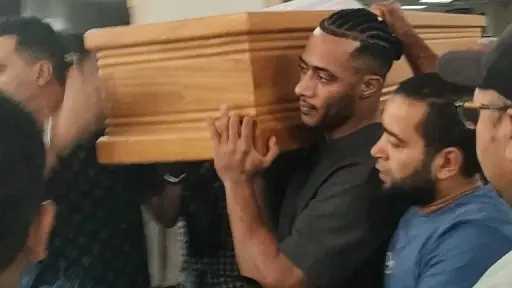 وداع مؤثر.. محمد رمضان يشيّع والده وسط أجواء حزينة من مسجد مصطفى... وداع مؤثر.. محمد رمضان يشيّع والده وسط أجواء حزينة من مسجد مصطفى محمود