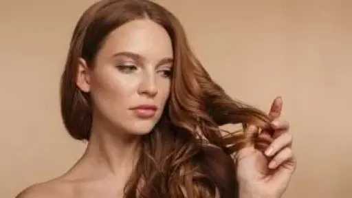 الشعر الجاف الهش.. حلول طبيعية فعالة لاستعادة الترطيب واللمعان الشعر الجاف الهش.. حلول طبيعية فعالة لاستعادة الترطيب واللمعان