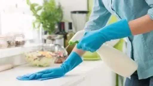 4 خلطات تنظيف منزلية بمواد طبيعية آمنة وفعّالة للحصول على أسطح لامعة وأثاث نظيف