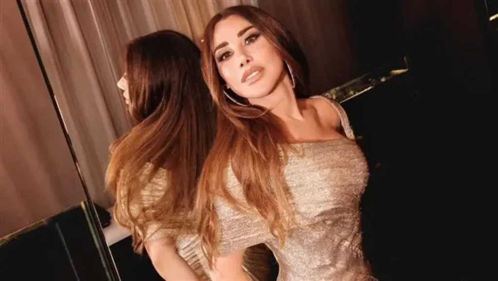 جلسة تصوير مبهرة.. نجوى كرم تتألق بإطلالة زرقاء ساحرة