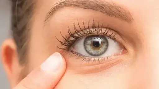 طرق طبيعية فعّالة لمكافحة تجاعيد العين والحفاظ على شباب البشرة