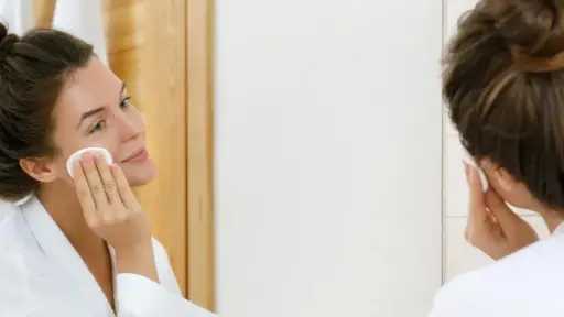 نصائح ذهبية لإزالة المكياج وتأمين بشرة صحية وجميلة