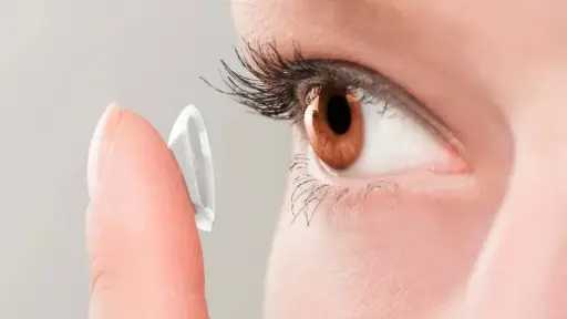 تعرفي على شخصيتك من لون عدساتك اللاصقة.. بين الغموض والثقة والجاذبية