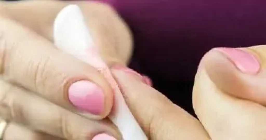 طرق فعّالة للتخلص من لاصق الأظافر على الجلد بسهولة