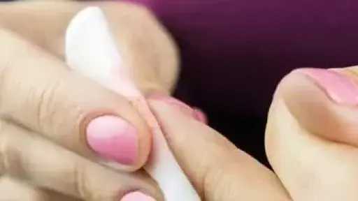 طرق فعّالة للتخلص من لاصق الأظافر على الجلد بسهولة
