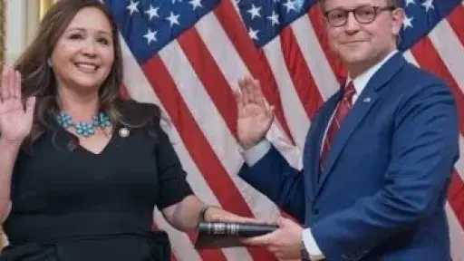 المرأة الحديدية.. أحدث نائبة بالكونجرس الأمريكى تؤدى القسم لتشغل مقعد والدها الراحل
