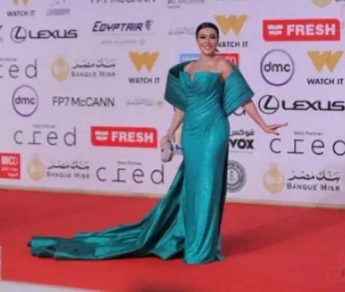 ألوان الجرأة تزين إطلالات النساء في افتتاح مهرجان القاهرة السينمائي