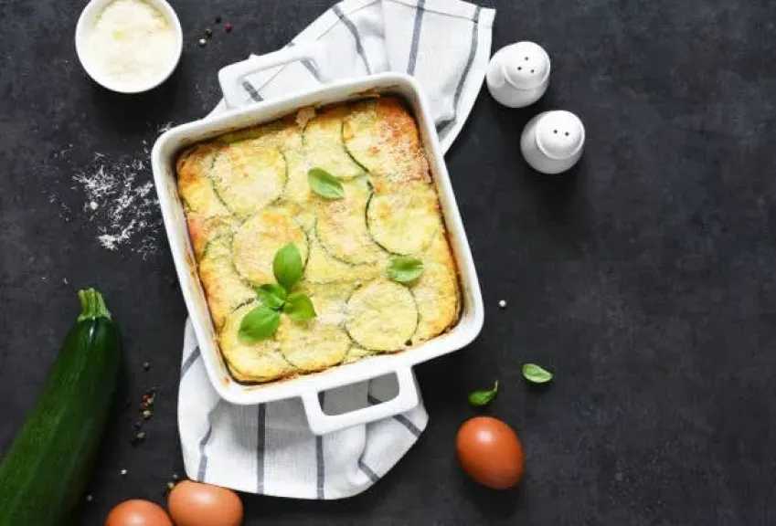 طاجن الكوسة بالبشاميل والدجاج.. وصفة مثالية للمرأة الباحثة عن التميز في مطبخها