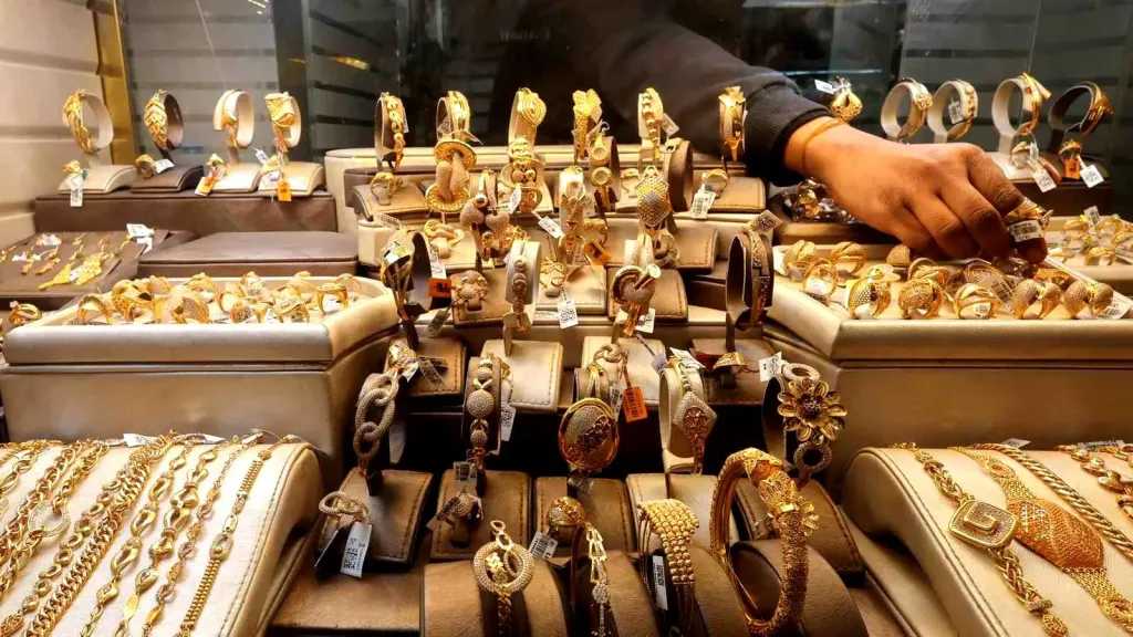سعر الذهب اليوم .. عيار 24 يسجل 6371 جنيهاً