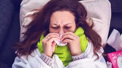 ماذا يحدث لجسمك خلال أول 5 أيام من البرد؟ مراحل المرض ونصائح للتعافي السريع