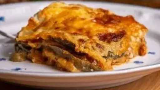 طاجن المسقعة بالدجاج.. وصفة لذيذة ومثالية لمحبي المطبخ الشرقي طاجن المسقعة بالدجاج.. وصفة لذيذة ومثالية لمحبي المطبخ الشرقي