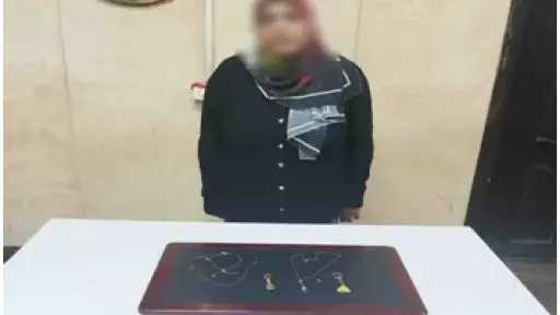 التفاصيل الكاملة لضبط سيدة سرقت مشغولات ذهبية من محل عملها بأسلوب المغافلة التفاصيل الكاملة لضبط سيدة سرقت مشغولات ذهبية من محل عملها بأسلوب المغافلة