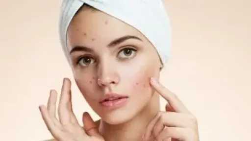خطوات أساسية لبشرة مشرقة وصحية للمرأة في مواسم التغير