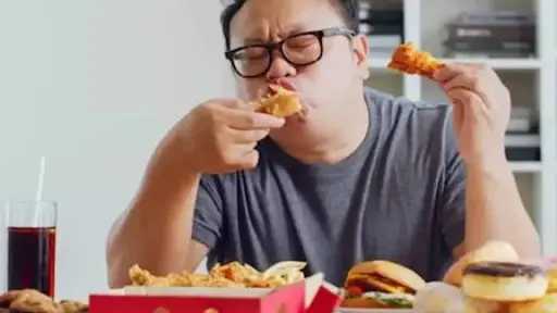 الإفراط في تناول الطعام.. خطر يهدد المرأة وصحتها على جميع المستويات الإفراط في تناول الطعام.. خطر يهدد المرأة وصحتها على جميع المستويات