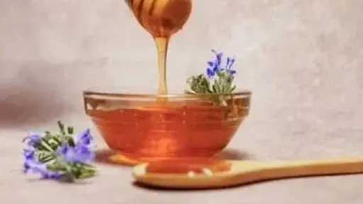 العسل الأبيض والأسود.. أسرارهما الغذائية وتأثيرهما على صحة المرأة العسل الأبيض والأسود.. أسرارهما الغذائية وتأثيرهما على صحة المرأة