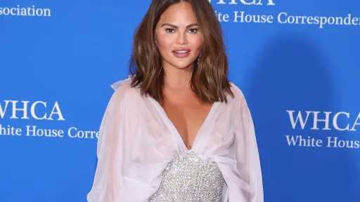 تحت الأضواء.. نجمات هوليوود يكشفن الوجه الخفي للأمومة وتحديات اكتئاب ما بعد... تحت الأضواء.. نجمات هوليوود يكشفن الوجه الخفي للأمومة وتحديات اكتئاب ما بعد الولادة