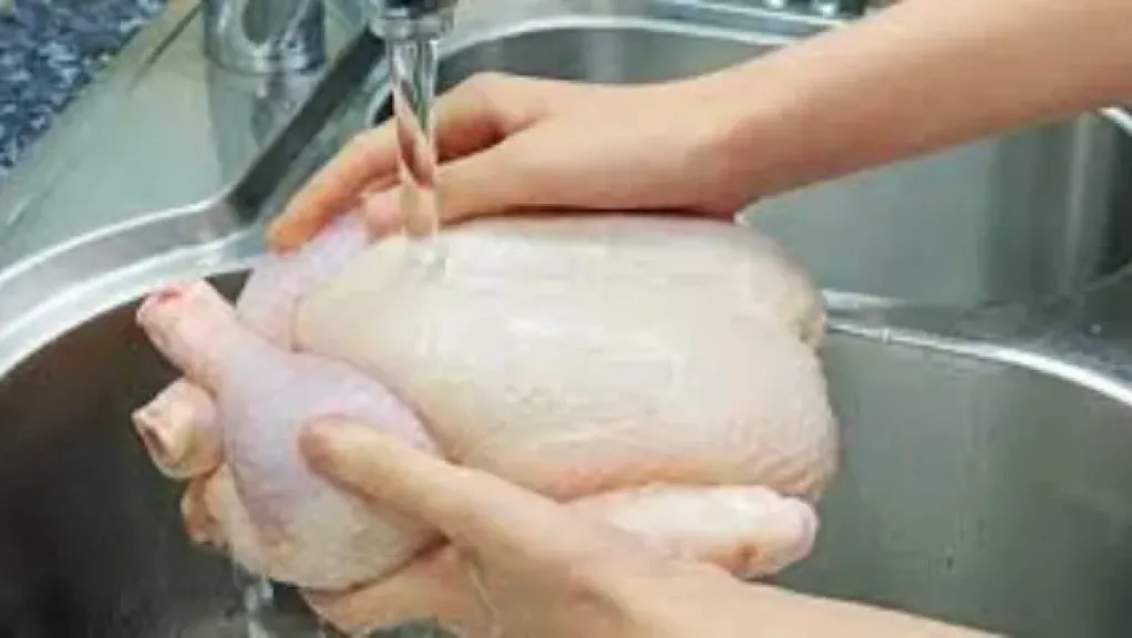 الدجاج النيئ