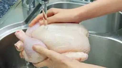 تحذيرات صحية.. غسل الدجاج خطأ شائع يهدد صحة الأسرة