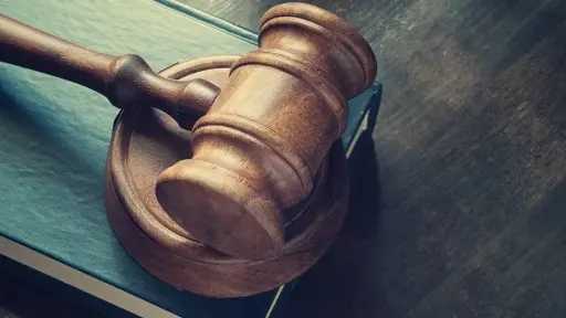 رجل يتهرب من دفع نفقة طفله بتغيير اسمه سنويًا.. قصة غريبة من روسيا