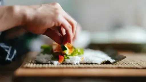السوشي في المنزل.. أسرار تحضيره بخطوات بسيطة ومكونات متوفرة