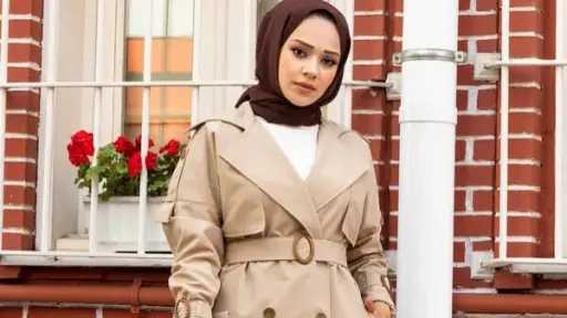 الترنش كوت.. عودة بلمسات عصرية إلى واجهة الموضة العالمية الترنش كوت.. عودة بلمسات عصرية إلى واجهة الموضة العالمية