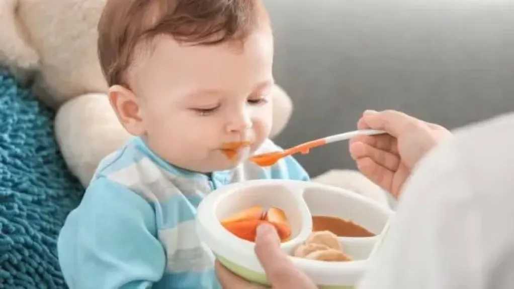 أطعمة ممنوعة للأطفال قبل بلوغ السنة.. دليل شامل للحفاظ على صحة الصغار